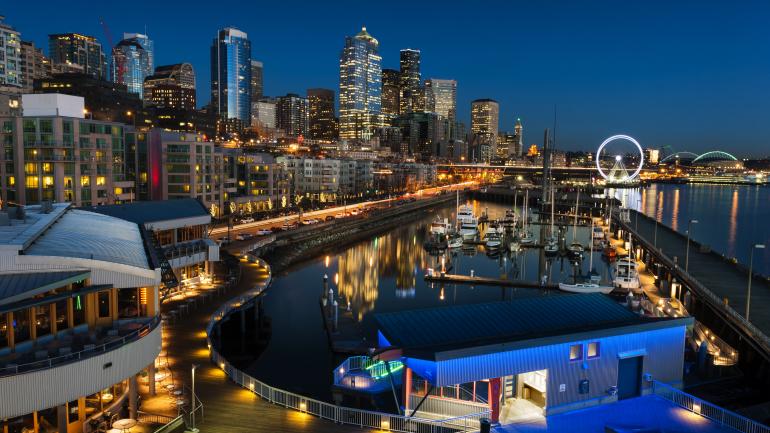 夜幕下的西雅图中央滨水区