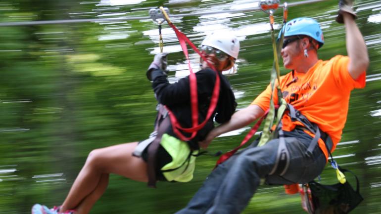 体验格拉夫顿空中飞索探险，飞驰而下，惊心动魄