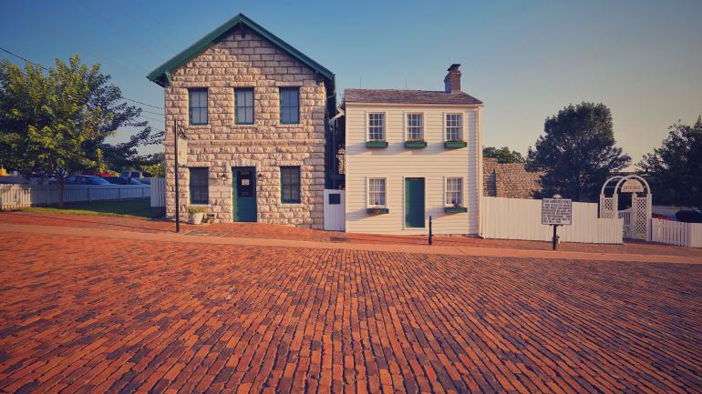 马克•吐温童年故居坐落在一条用砖石铺成的街上 马克•吐温童年故居坐落在一条用砖石铺成的街上