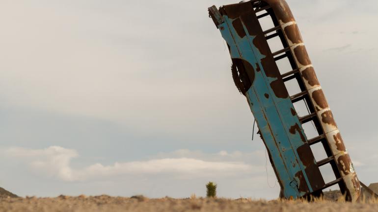 International Car Forest of the Last Church 国际汽车森林里一辆前端扎在地上的巴士 International Car Forest of the Last Church 国际汽车森林里一辆前端扎在地上的巴士