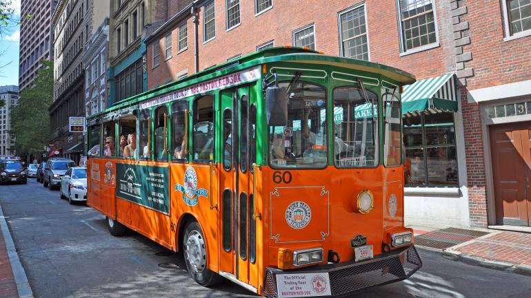 古镇电车之旅风景优美，车票支持随上随下