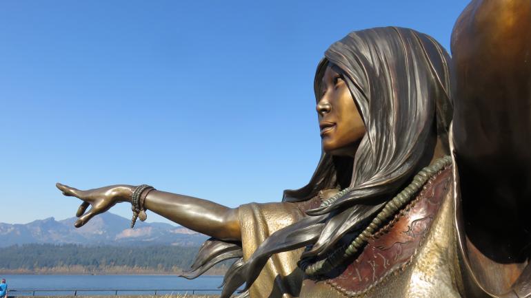 由 Heather Soderberg-Greene 亲历创作的、令人着迷的 Sacagawea 青铜雕像