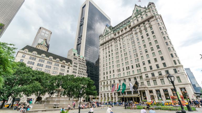 棕榈阁餐厅位于广场酒店内