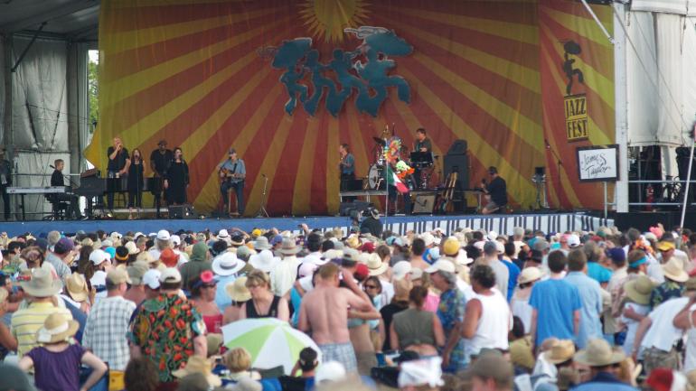 各种音乐流派庆典活动持续十天，庆祝新奥尔良爵士乐与传统文化节