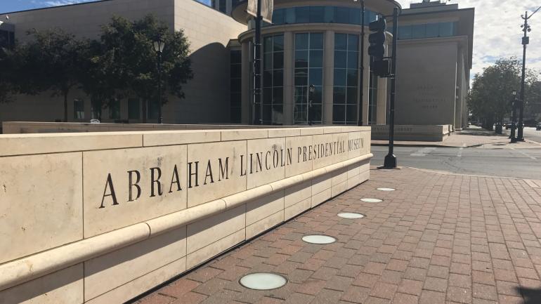 亚伯拉罕·林肯总统图书馆与博物馆外部