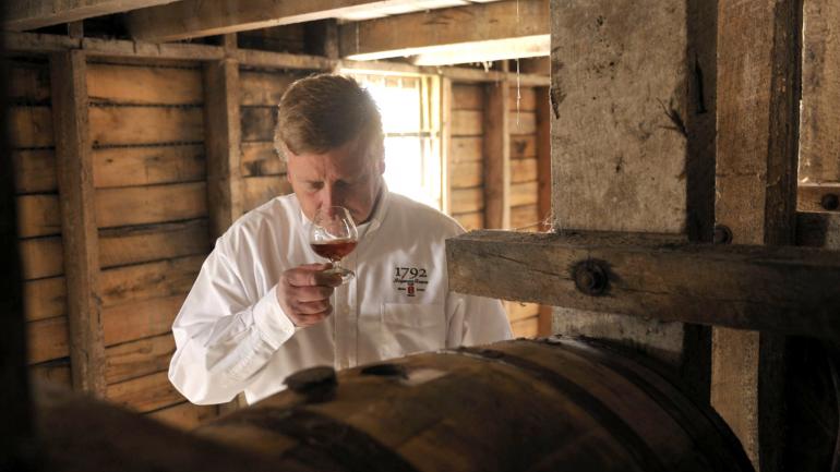 品尝 Barton 1792 Distillery 酒厂的波本威士忌