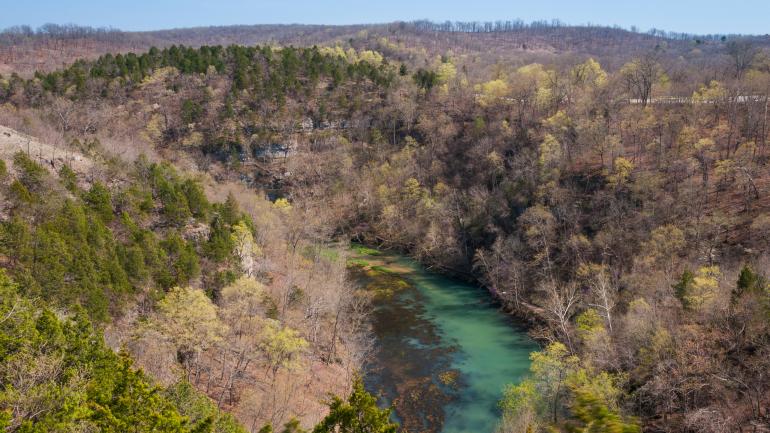 一条小溪流经哈哈通卡州立公园