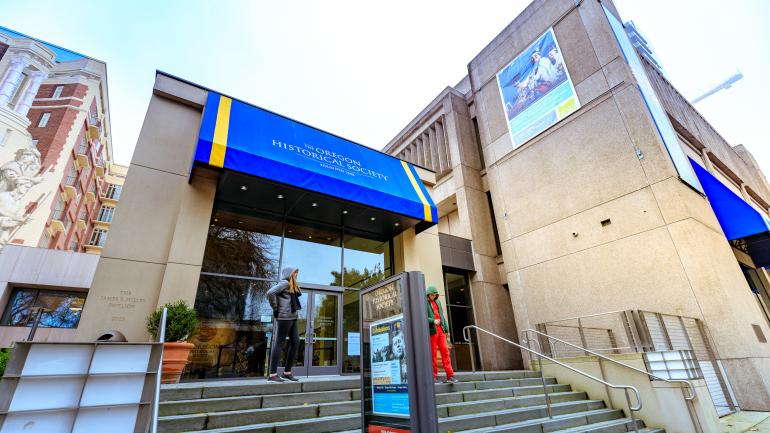 俄勒冈州历史社会博物馆内展示了 1845 年抛硬币活动中的那枚硬币 俄勒冈州历史社会博物馆内展示了 1845 年抛硬币活动中的那枚硬币