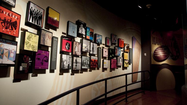 美国爵士乐博物馆内的墙上展览 美国爵士乐博物馆内的墙上展览