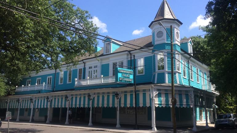 淡蓝色的 Commander's Palace 餐厅堪称是一座历史地标 淡蓝色的 Commander's Palace 餐厅堪称是一座历史地标