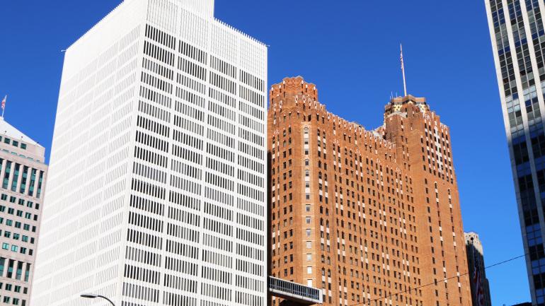 嘉德大厦（照片右侧）是底特律的一栋经典摩天大楼