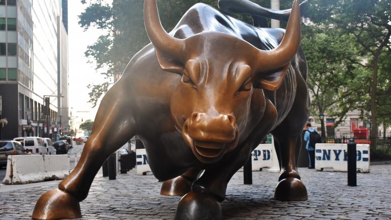 矗立在华尔街中心位置的著名铜牛雕塑 矗立在华尔街中心位置的著名铜牛雕塑
