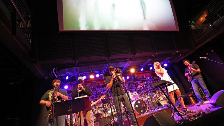 在丹佛众多现场音乐场所之一 Ophelia's Electric Soapbox 餐厅欣赏演出