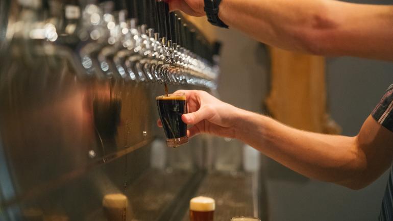 在 Motor City Brewing Works 啤酒厂坐下来品尝美味的啤酒