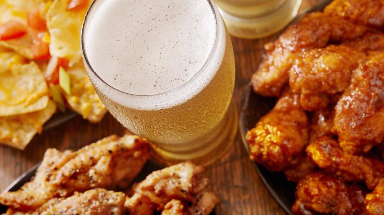 近 20 个 Rock & Brews 餐厅的菜单上都有鸡翅和散装啤酒