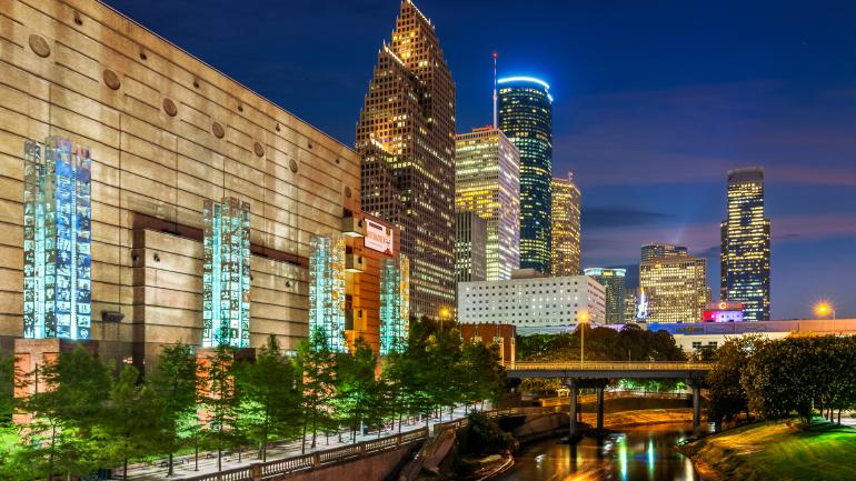 布法罗河口和休斯敦夜晚天际线的美景