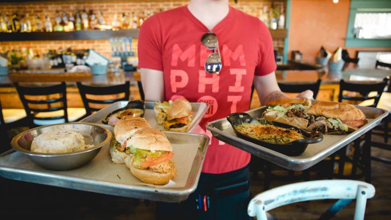 欧弗顿广场 the Second Line 餐厅最美味的穷小子三明治 欧弗顿广场 the Second Line 餐厅最美味的穷小子三明治