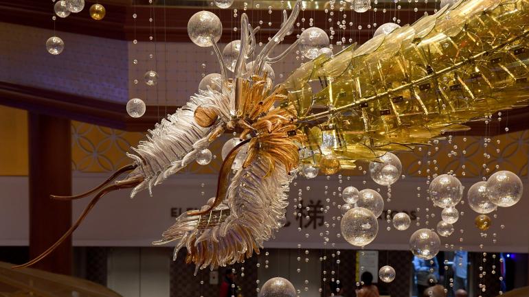 威龙酒店大堂悬挂的巨大龙形玻璃吊灯的正面