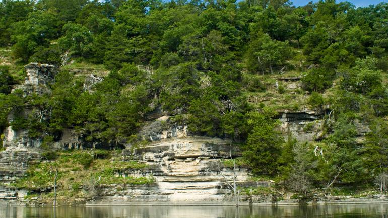 泰布尔罗克湖中的迷人岩层