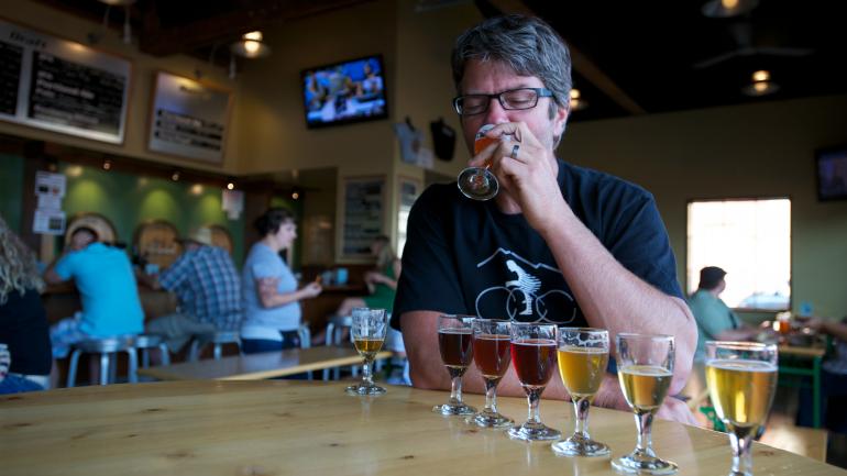 一位男士在品尝波特兰精酿啤酒品尝套餐  一位男士在品尝波特兰精酿啤酒品尝套餐