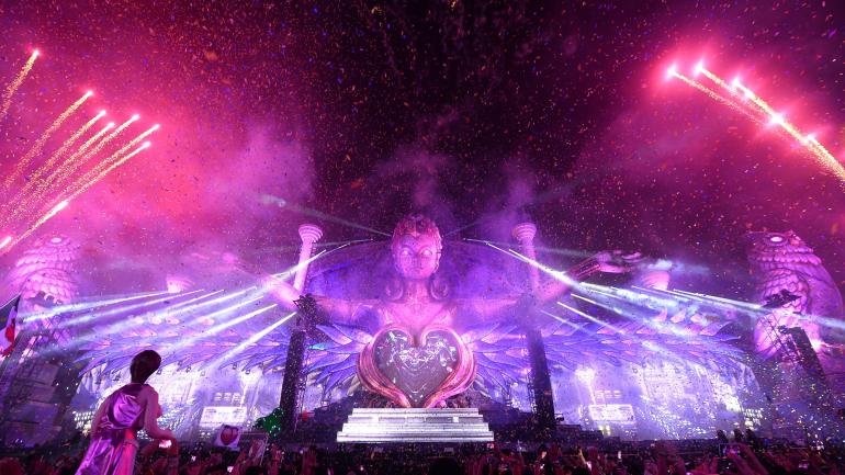 雏菊电音嘉年华舞台上爆发出的光影和声音