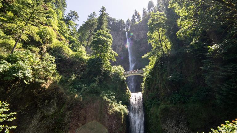 从波特兰驱车行驶一小段路程,然后徒步行走近 2 公里,即可将马特诺玛瀑布的美景尽收眼底。 从波特兰驱车行驶一小段路程,然后徒步行走近 2 公里,即可将马特诺玛瀑布的美景尽收眼底。