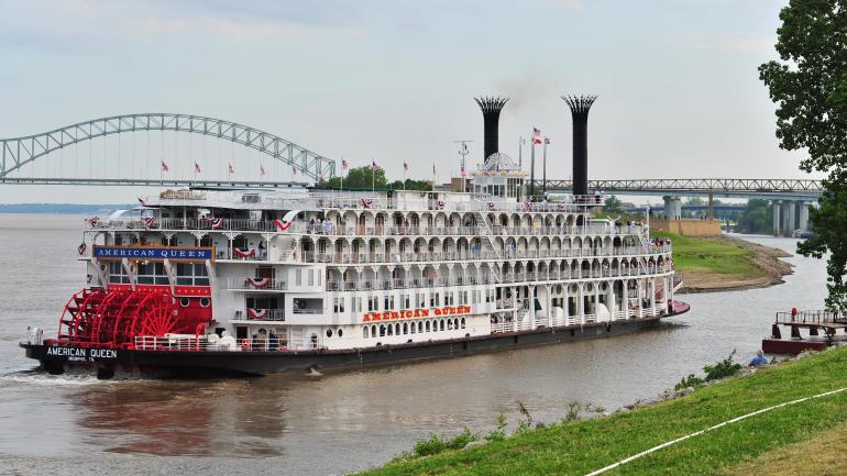预订一条孟菲斯游船巡游路线，乘坐美国女王号汽船沿密西西比河顺流而下