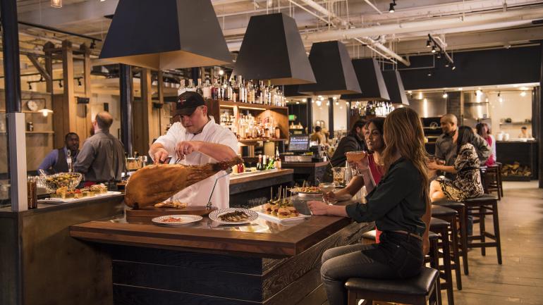 在 La Cuchara 餐厅,客人可以一边品尝巴斯克风味小吃,一边观看厨师切伊比利亚火腿。 在 La Cuchara 餐厅,客人可以一边品尝巴斯克风味小吃,一边观看厨师切伊比利亚火腿。