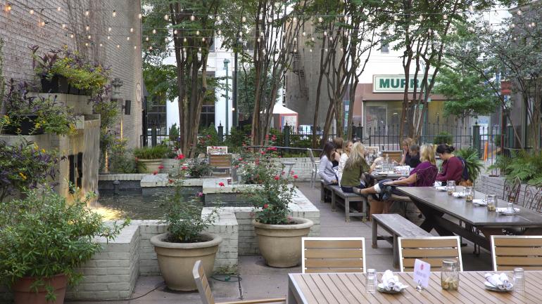 在 Felicia Suzanne's 餐厅花园式的庭院中用餐 在 Felicia Suzanne's 餐厅花园式的庭院中用餐