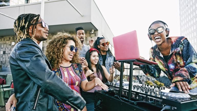 在洛杉矶屋顶欣赏 DJ 表演