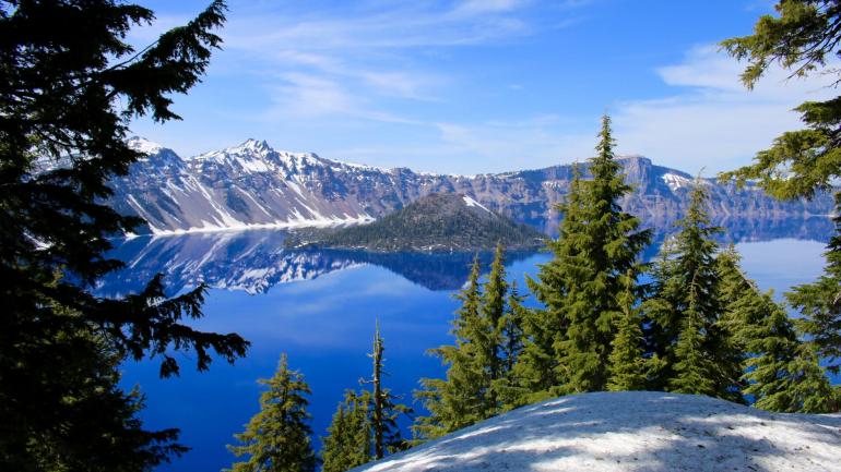 在火山口湖国家公园欣赏巫师岛的美景 在火山口湖国家公园欣赏巫师岛的美景