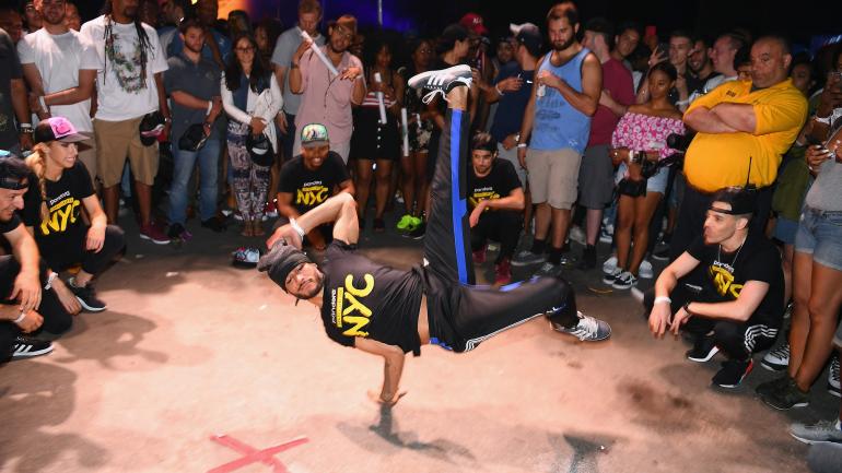 轮流表演动人的霹雳舞动作