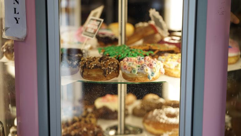 著名的彩色巫毒甜甜圈旋转展示台 著名的彩色巫毒甜甜圈旋转展示台