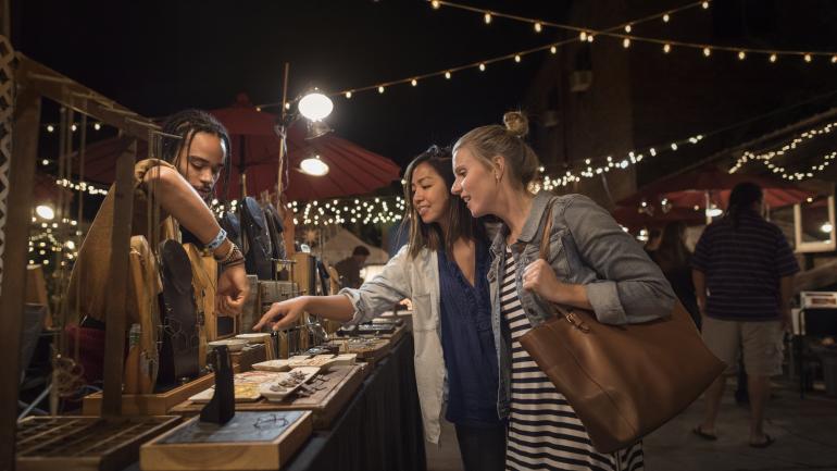 两位女士在新奥尔良市场中享受免税购物