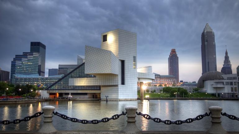 由贝聿铭设计的摇滚名人堂坐落于俄亥俄州克利夫兰的伊利湖畔