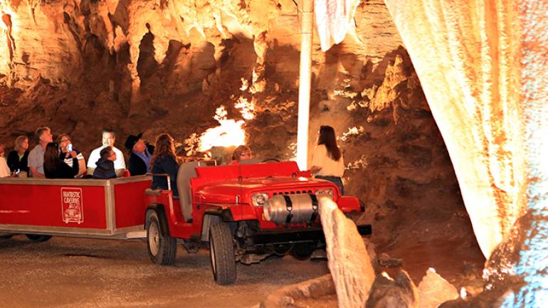 一群人在参观梅勒梅克洞穴