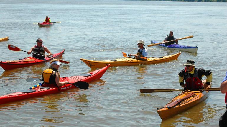 租艘皮划艇沿着密西西比河摇桨而下 租艘皮划艇沿着密西西比河摇桨而下