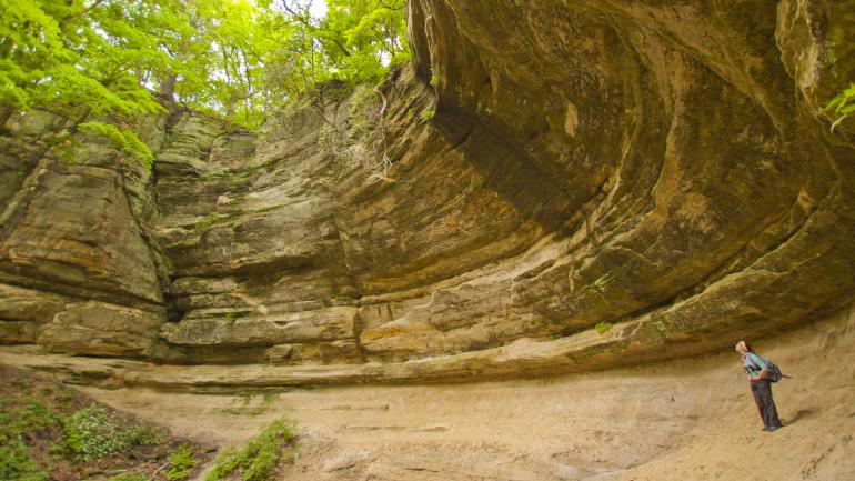 徒步穿越饥饿岩州立公园中陡峭的砂岩峡谷