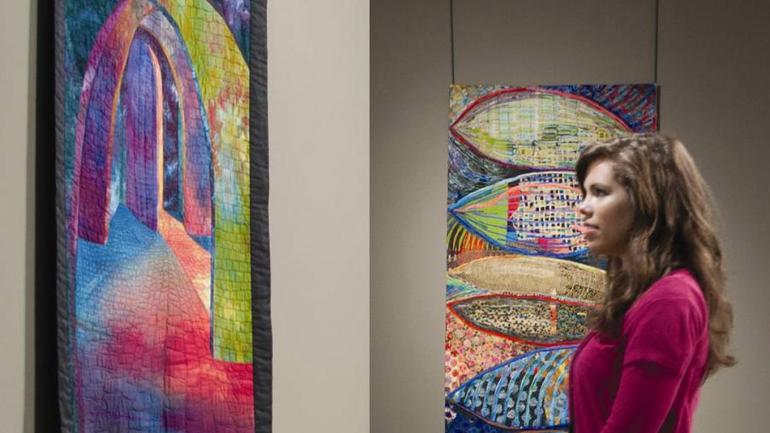 研究国家拼布博物馆内展出的五颜六色的拼布创作