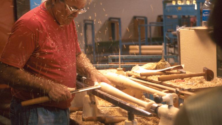 在路易斯维尔棒球博物馆及工厂（Louisville Slugger Museum and Factory）观看真正的路易斯维尔棒球棒是如何制造的