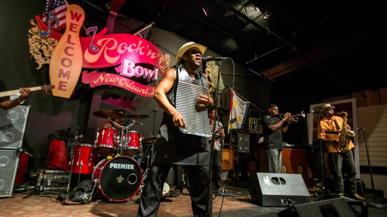 Rockin Dopsie Jr.在 Rock 'N' Bowl 酒吧演出，您可在这里一边与朋友和家人打保龄球，一边欣赏现场表演