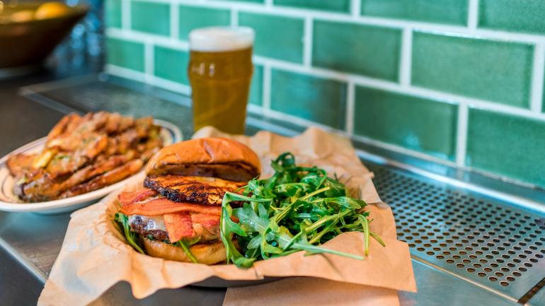 在丹佛联合车站享用汉堡和啤酒，恢复活力