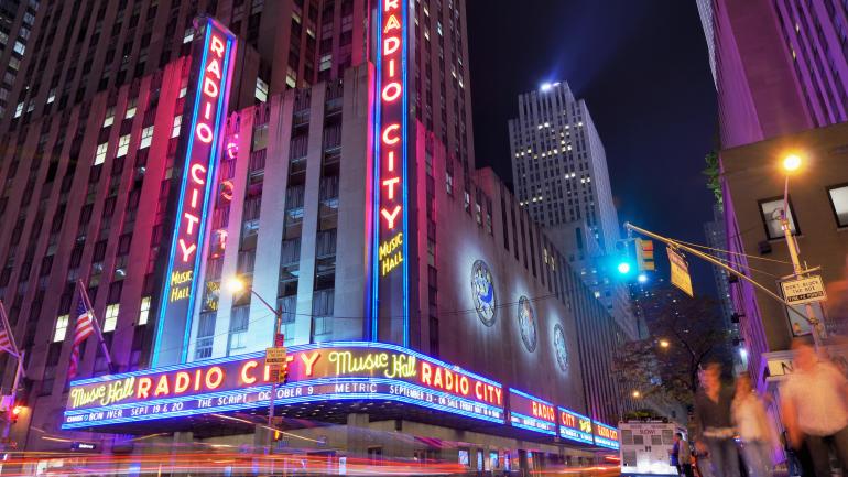 华灯初上时的无线电城音乐厅