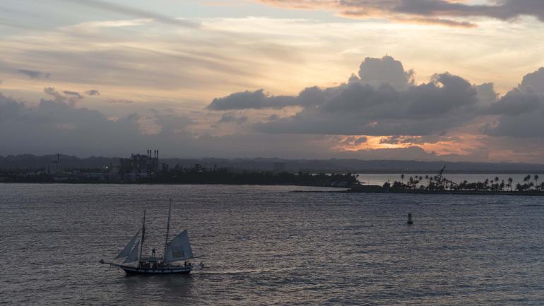 欣赏完圣胡安的美景，然后去体验夜生活