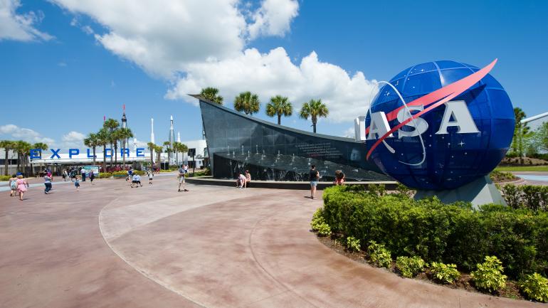 肯尼迪航天中心游览区的入口 肯尼迪航天中心游览区的入口