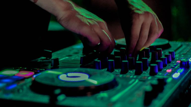 操纵控制板表演音乐 操纵控制板表演音乐