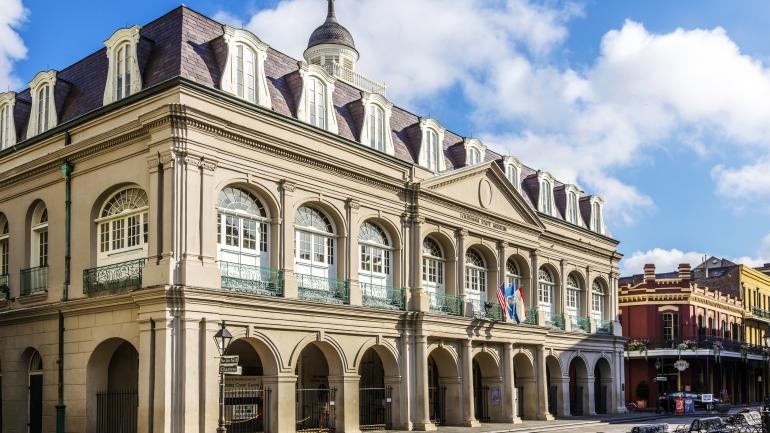 Cabildo 隶属路易斯安那州州立博物馆，是一幢西班牙殖民时期的建筑，收藏有众多罕见的美国历史文物。