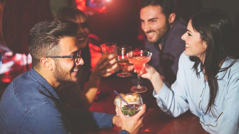 与朋友在亚历桑德拉喝一杯鸡尾酒