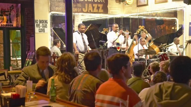 一群人在 Maison Bourbon 享受现场爵士乐表演