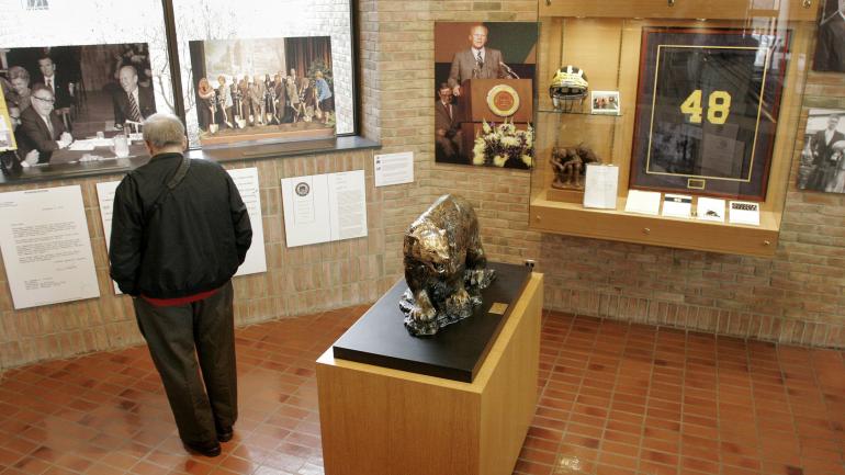 一个人细细欣赏杰拉尔德•鲁道夫•福特总统图书馆和博物馆内的一件展览品